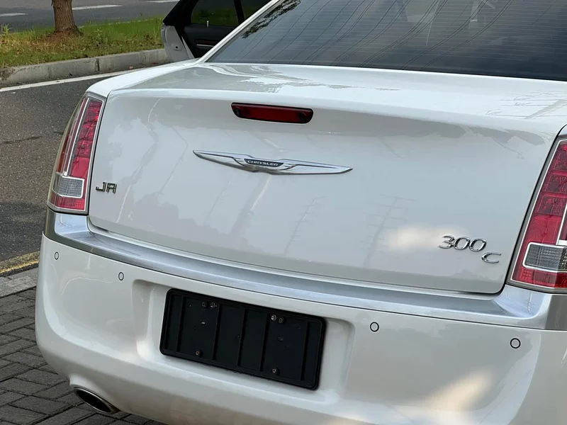 Chrysler 300C (Imported) — фото 16