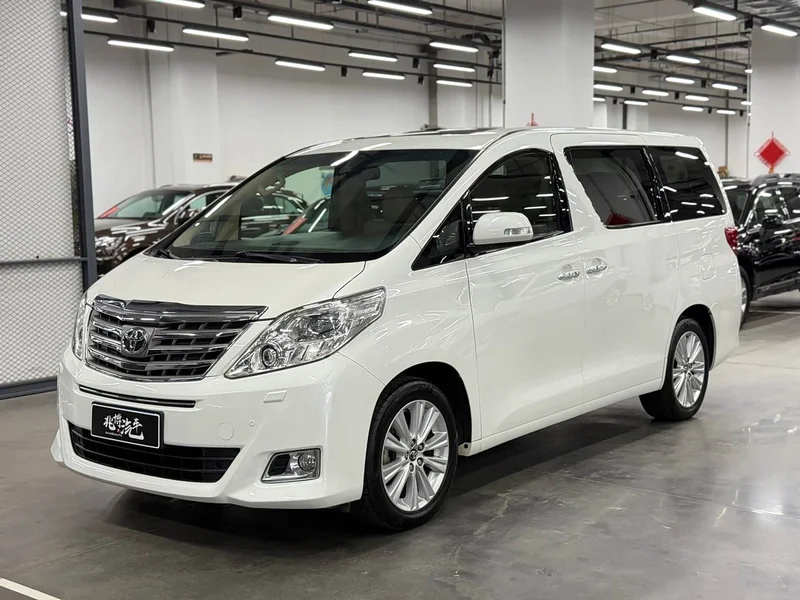 Toyota Alphard — фото 1