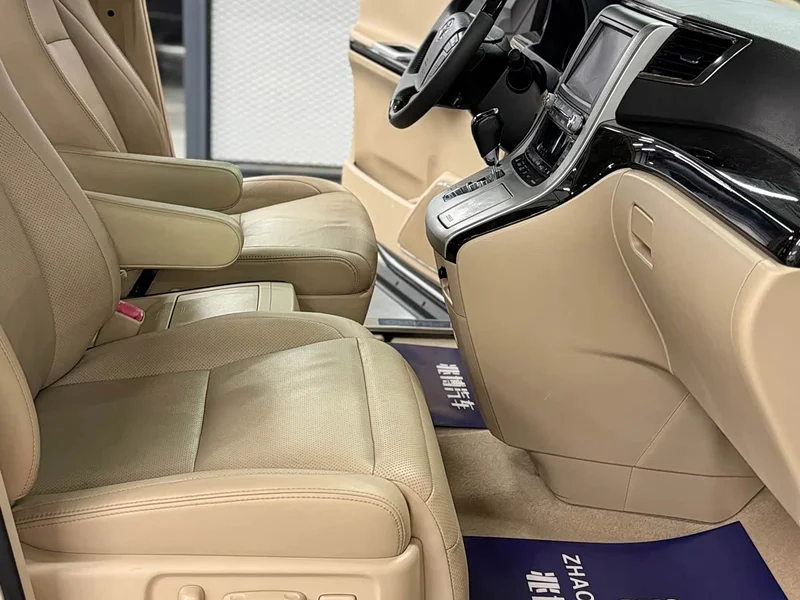 Toyota Alphard — фото 18