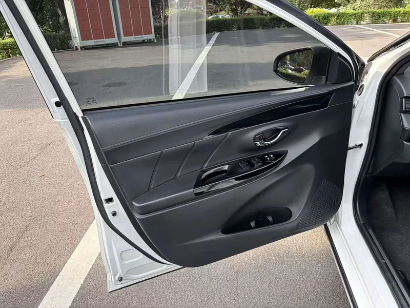 Toyota Yaris L — фото 18