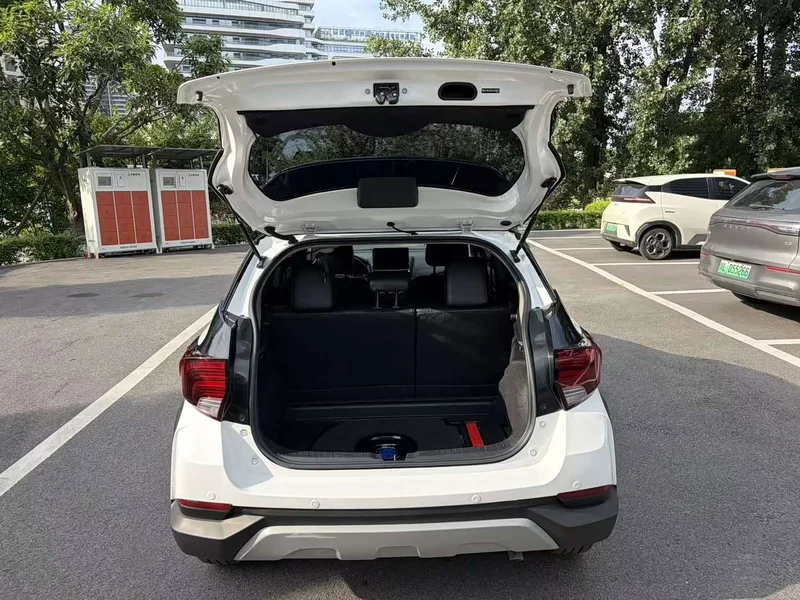 Toyota Yaris L — фото 9