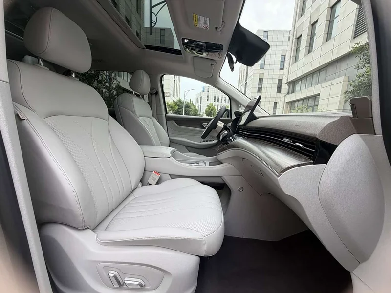 Roewe iMAX8 New Energy — фото 33