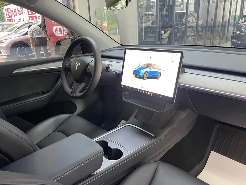 Tesla Model Y — фото 18