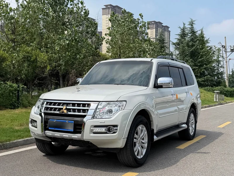 Mitsubishi Pajero (Imported) — фото 1