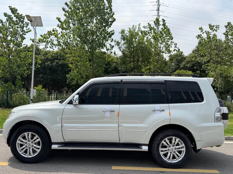 Mitsubishi Pajero (Imported) — фото 11
