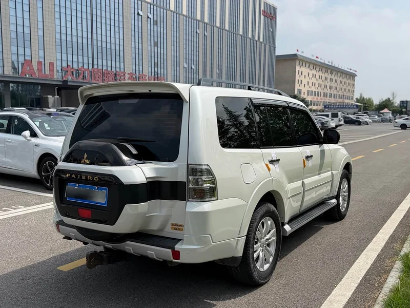 Mitsubishi Pajero (Imported) — фото 13