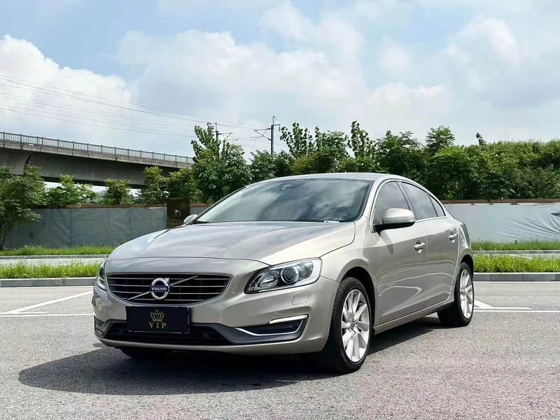 Volvo S60 — фото 1