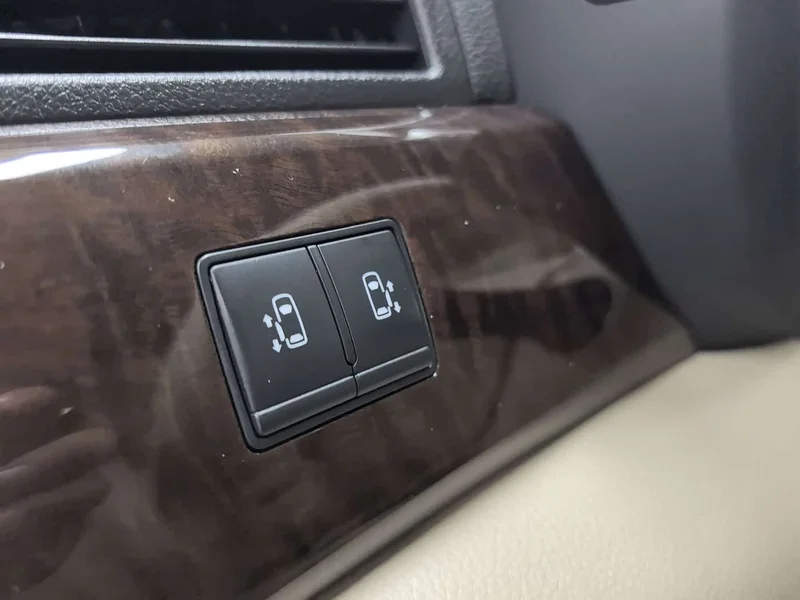 Toyota HiAce GranCabin — фото 12
