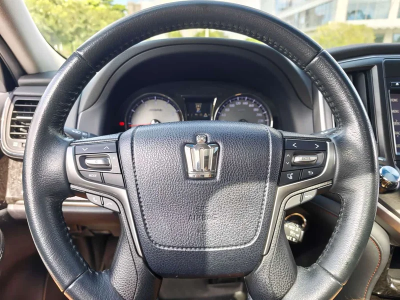 Toyota Crown — фото 11