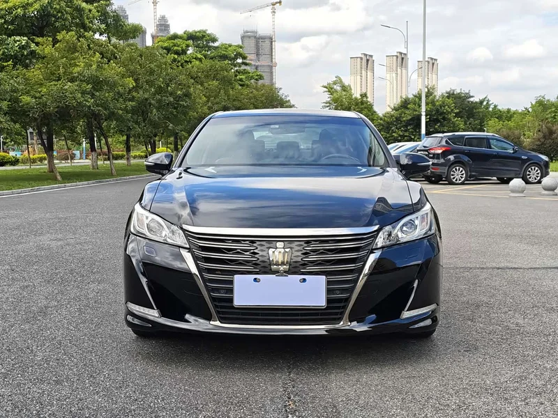 Toyota Crown — фото 2