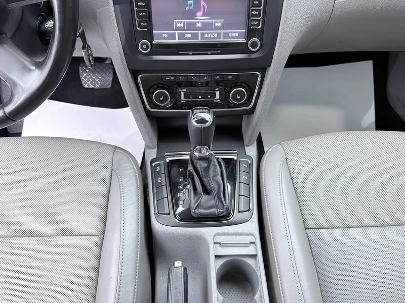 Skoda Superb — фото 17