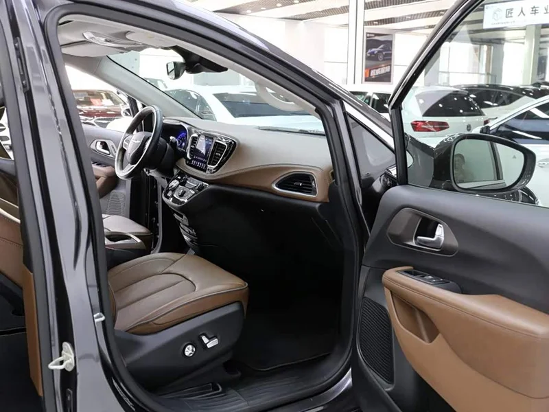 Jeep Grand Voyager (Imported) — фото 18