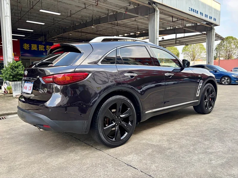 Infiniti QX70 — фото 17