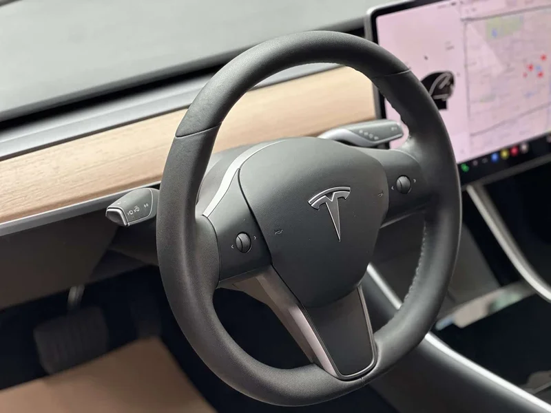Tesla Model 3 — фото 14
