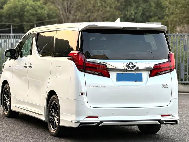 Toyota Alphard — фото 11