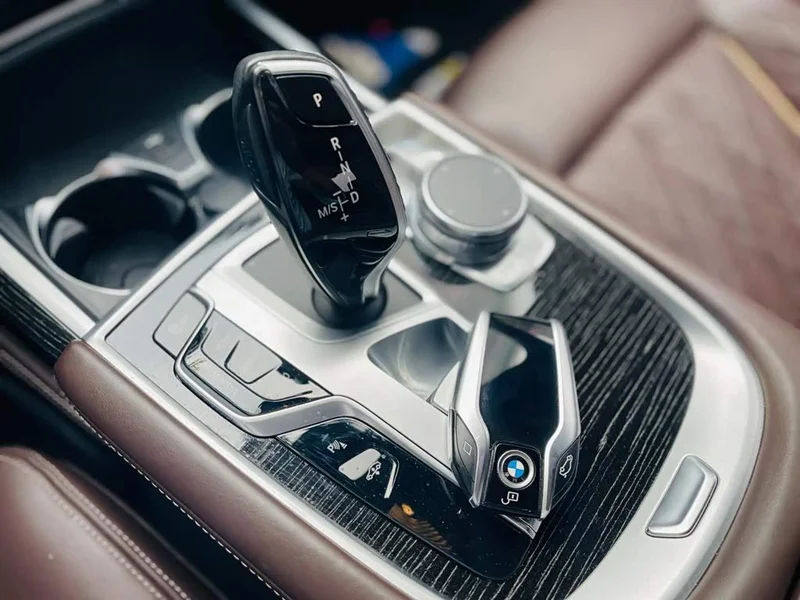 BMW 7-Series — фото 11