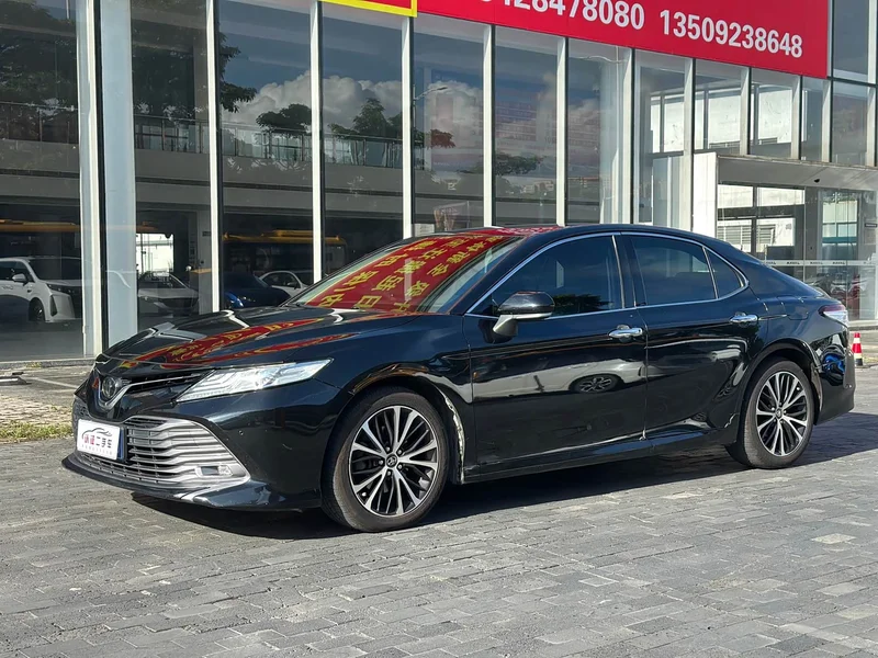 Toyota Camry — фото 1