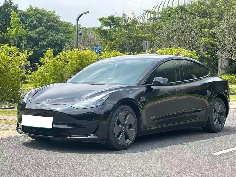 Tesla Model 3 — фото 1