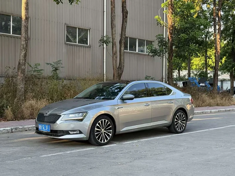 Skoda Superb — фото 1