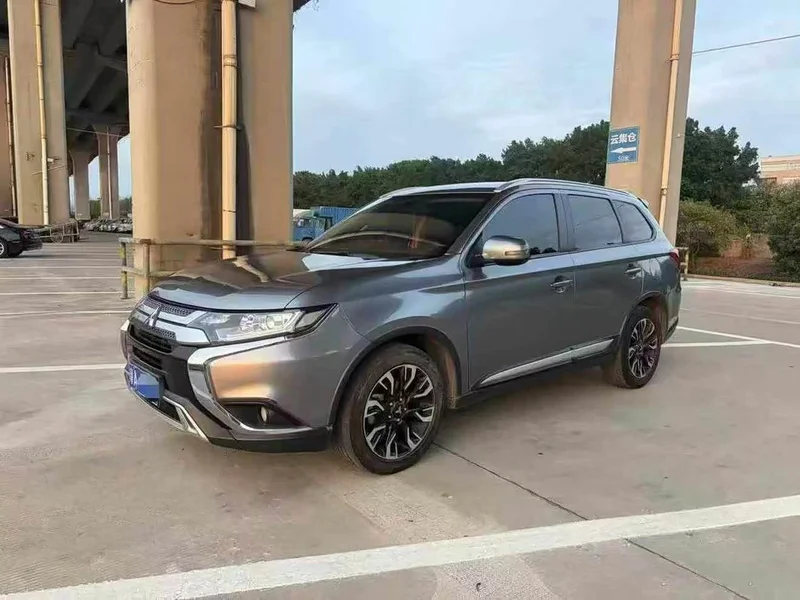 Mitsubishi Outlander — фото 1