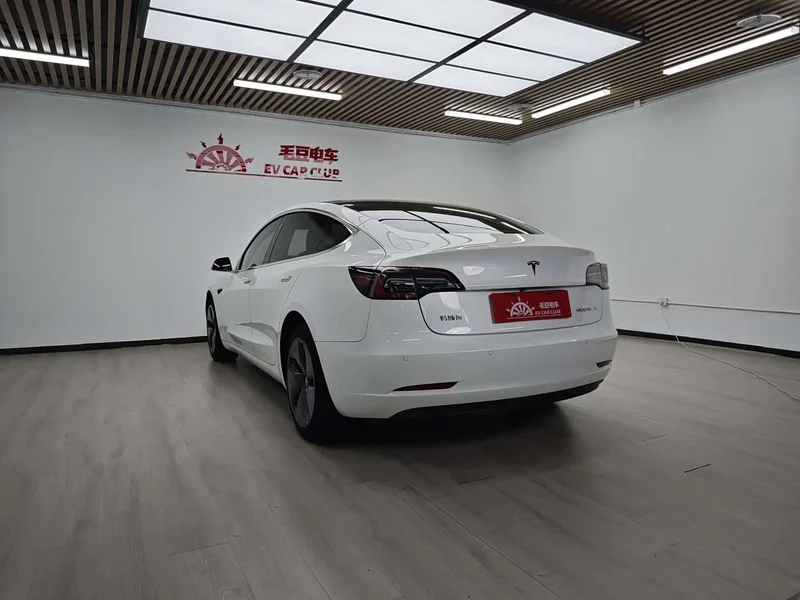 Tesla Model 3 — фото 4