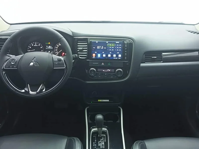 Mitsubishi Outlander — фото 12