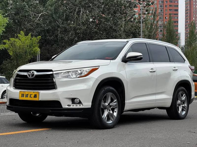 Toyota Highlander — фото 1