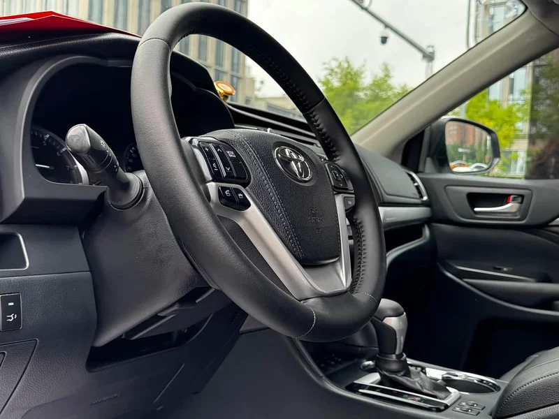 Toyota Highlander — фото 12