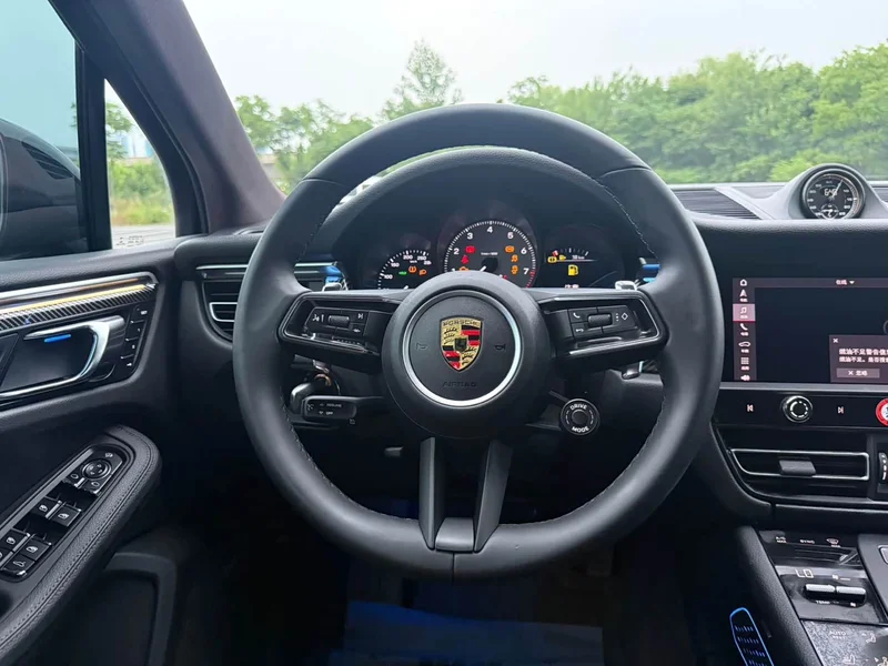 Porsche Macan — фото 15