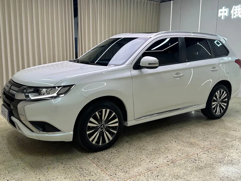 Mitsubishi Outlander — фото 1