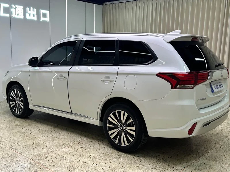 Mitsubishi Outlander — фото 6