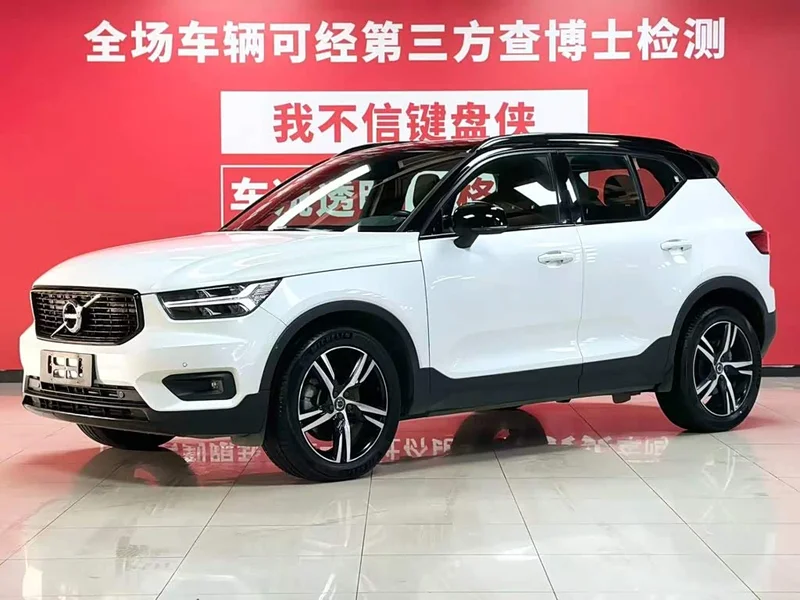 Volvo XC40 — фото 1