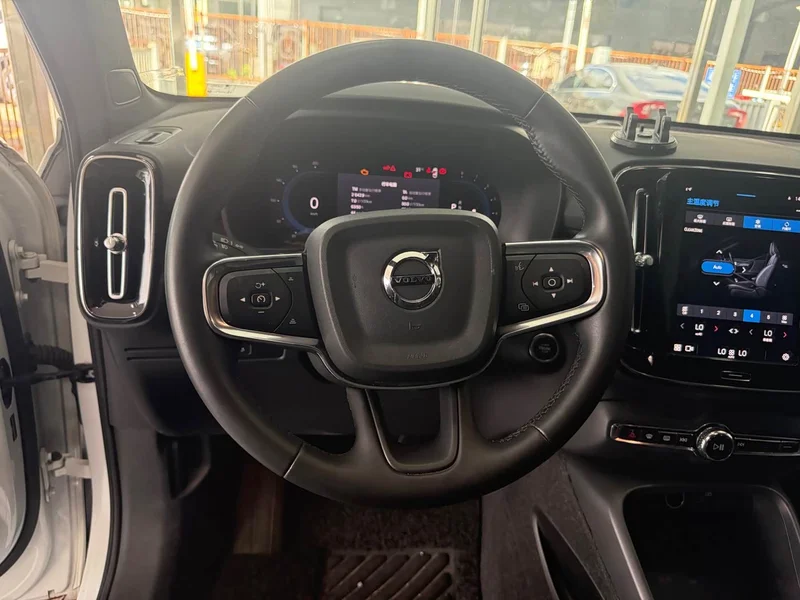 Volvo XC40 — фото 12