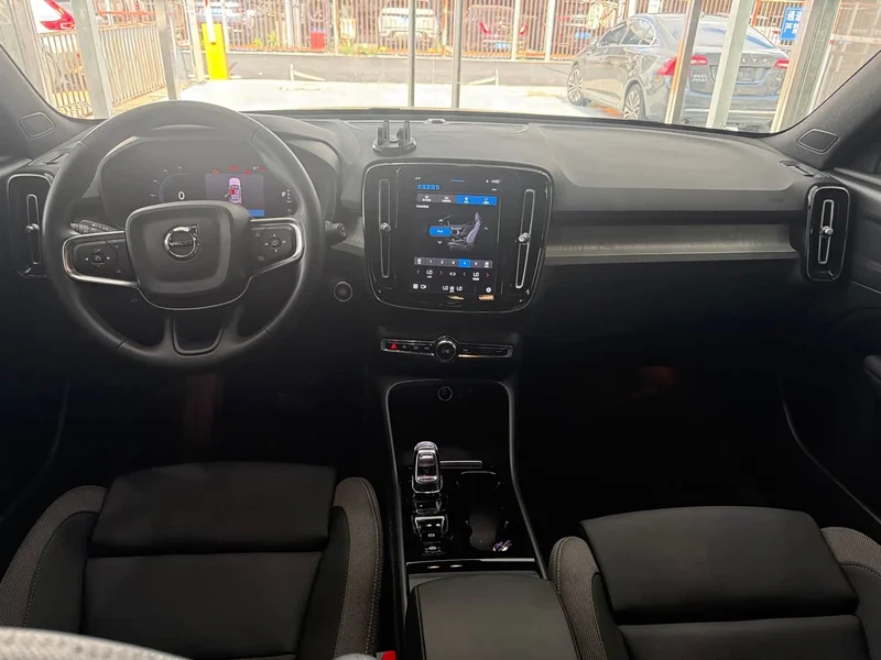 Volvo XC40 — фото 15