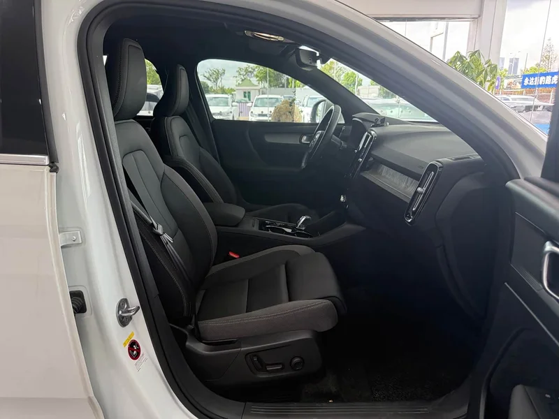 Volvo XC40 — фото 17
