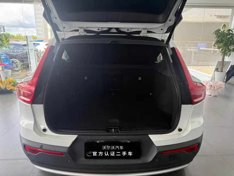Volvo XC40 — фото 18
