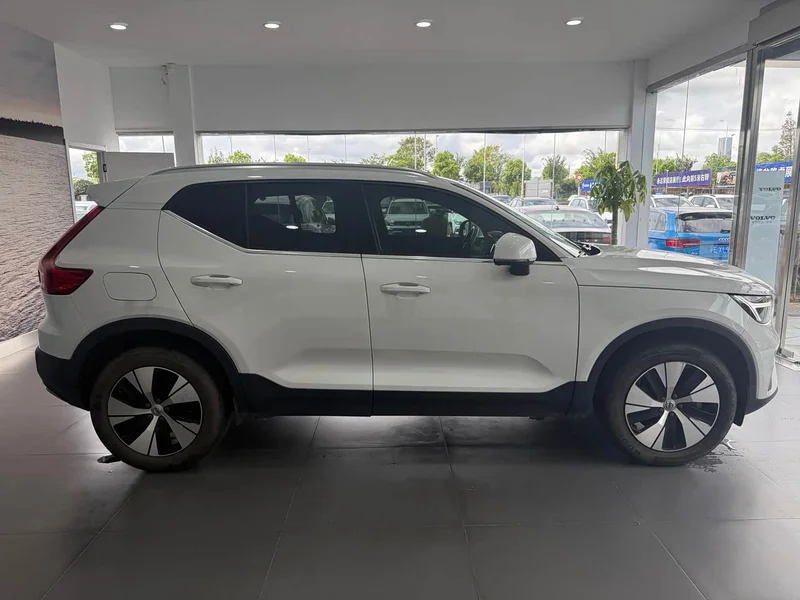 Volvo XC40 — фото 4