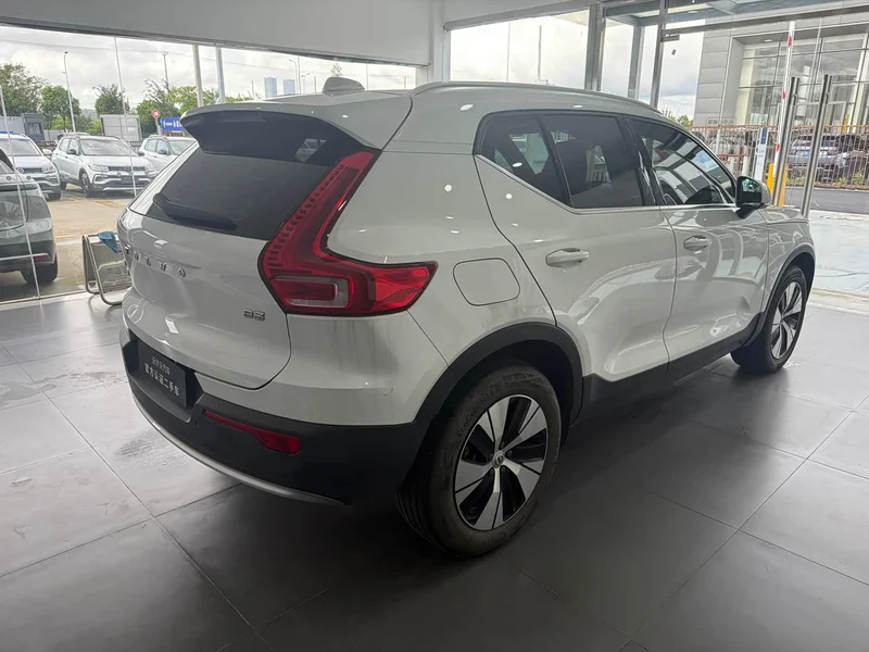 Volvo XC40 — фото 8