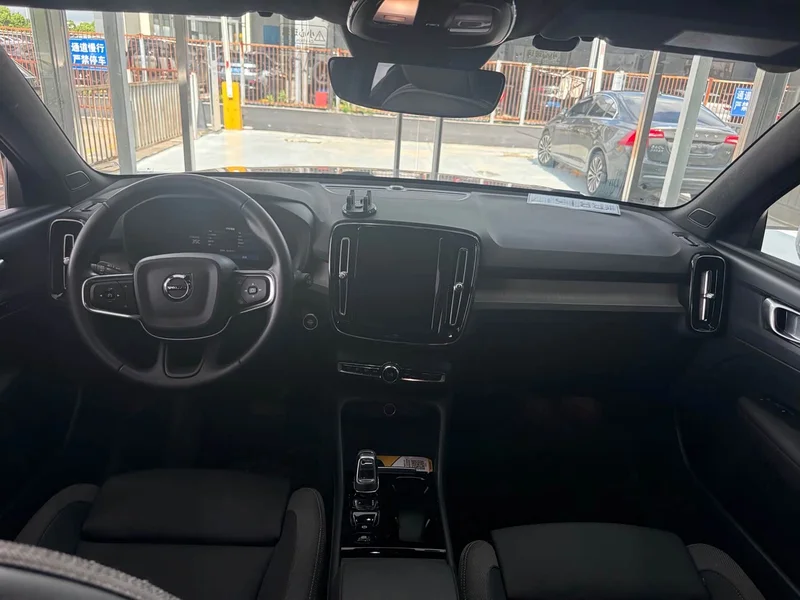 Volvo XC40 — фото 12