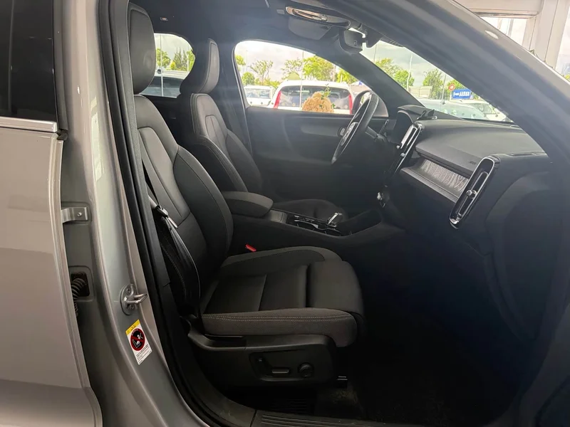 Volvo XC40 — фото 16