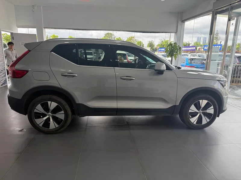 Volvo XC40 — фото 6