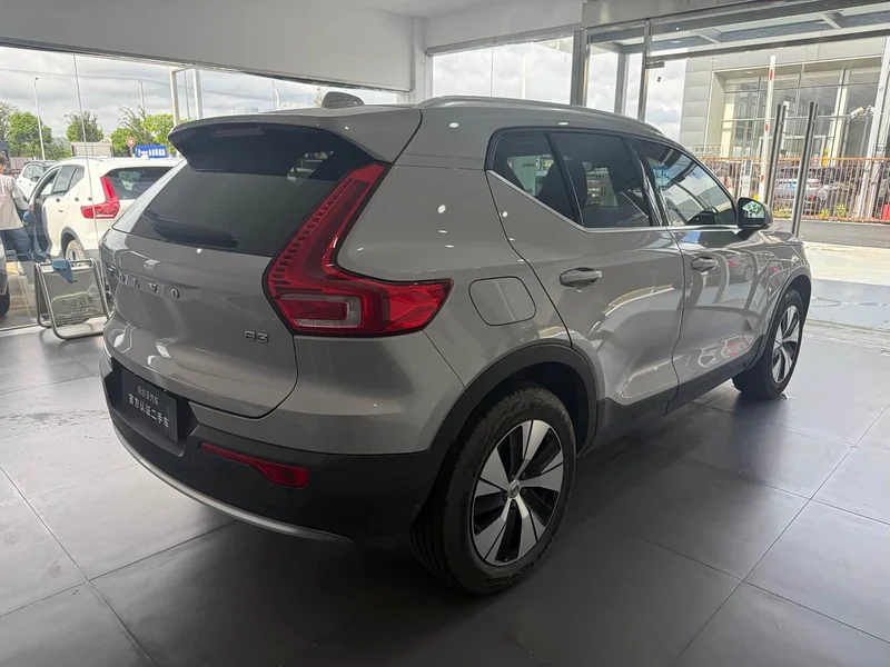 Volvo XC40 — фото 8
