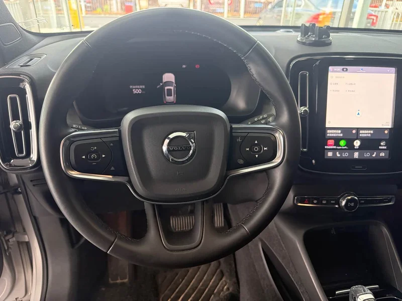 Volvo XC40 — фото 11