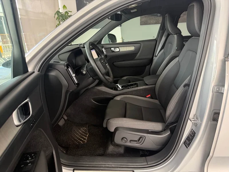 Volvo XC40 — фото 12