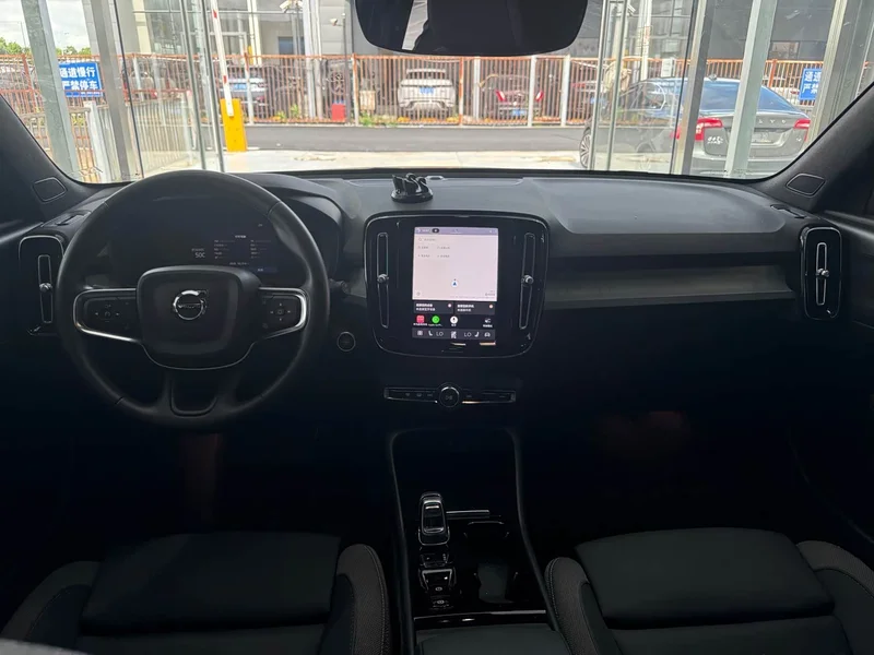 Volvo XC40 — фото 15