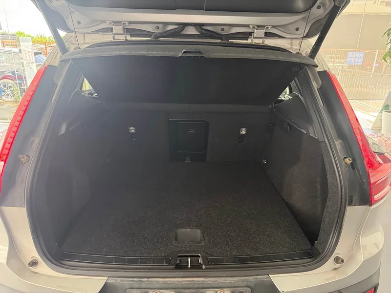 Volvo XC40 — фото 18
