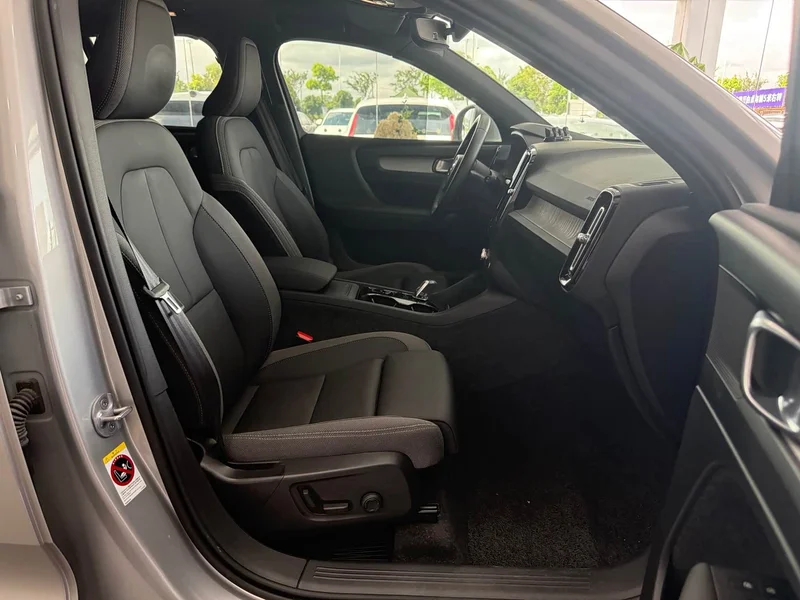 Volvo XC40 — фото 19
