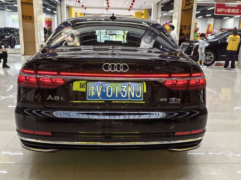 Audi A8 — фото 14
