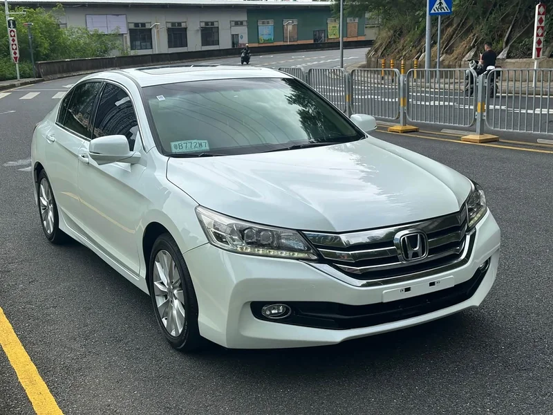 Honda Accord — фото 1