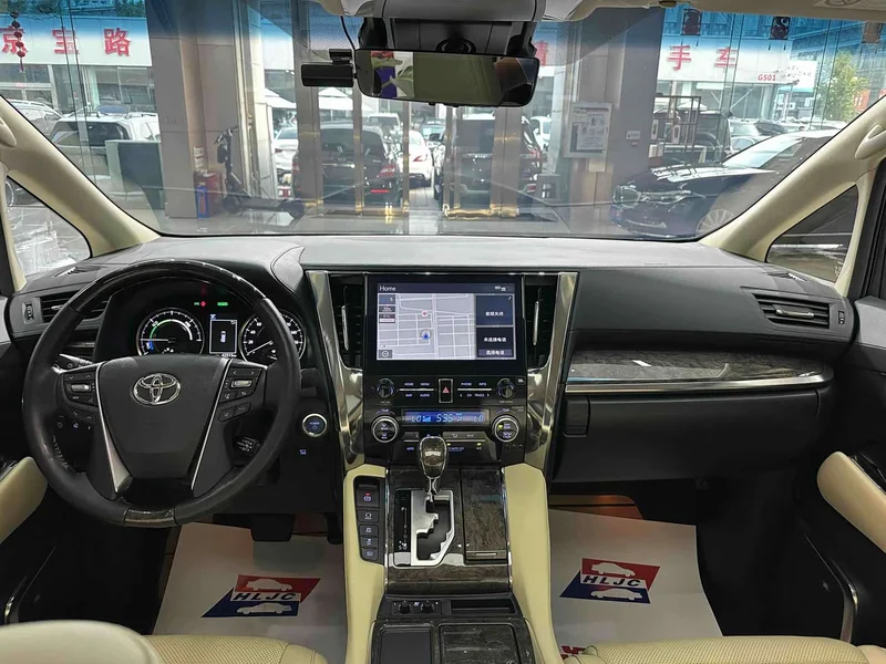Toyota Alphard — фото 11